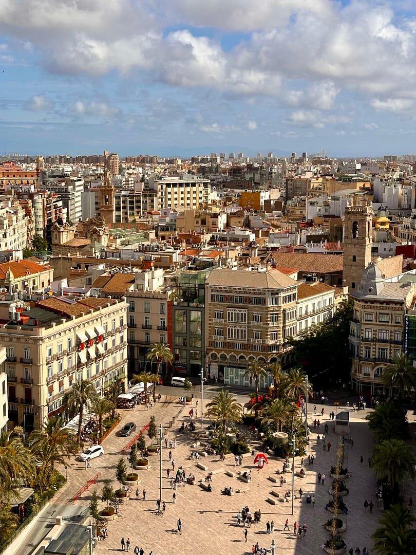 Widok na Plaza de la Reina z wieży Miguelete w Walencji