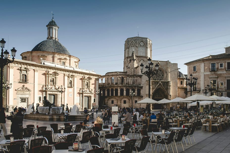 Plac Plaza de la Virgen w centrum Walencji